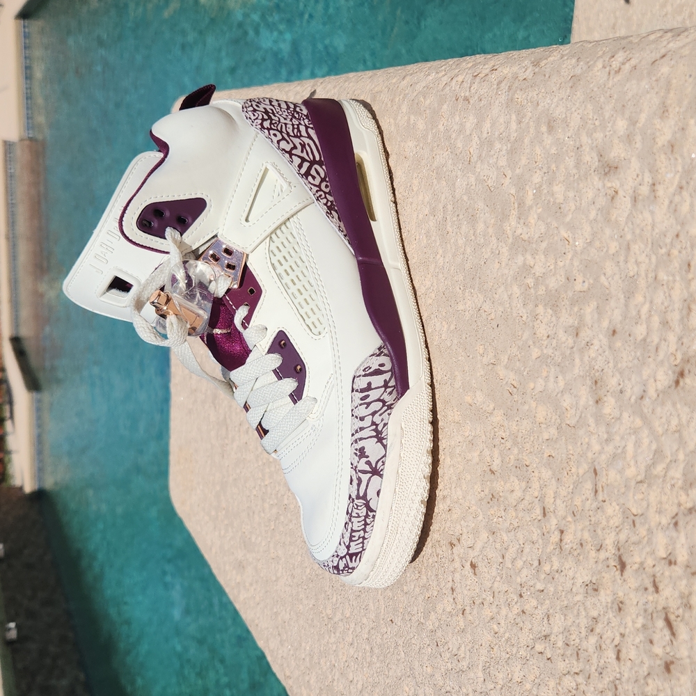 JORDAN SPIZIKE GS 'BORDEAUX size 5.5 youth